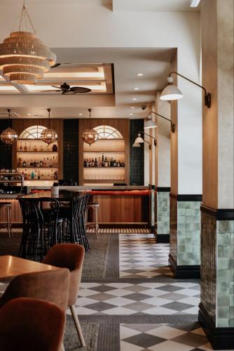 Un restaurante u otro lugar para comer en Oaks Townsville Hotel