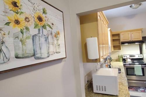 Dapur atau dapur kecil di Downtown Charm Two Bedroom Home