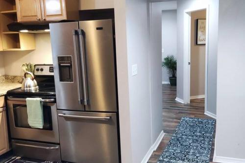 eine Küche mit einem Kühlschrank aus Edelstahl in einem Zimmer in der Unterkunft Downtown Charm Two Bedroom Home in Noblesville