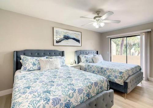a bedroom with two beds and a ceiling fan at Charming Lakeview Retreat in Orlando