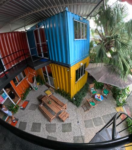 um edifício com uma casa azul e amarela em Container Hospedaria Paraty em Paraty