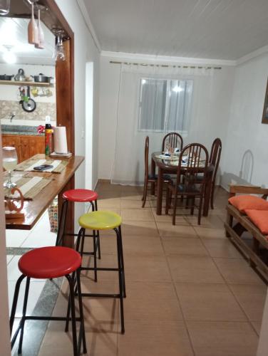 - une cuisine et une salle à manger avec tabourets colorés dans l'établissement Casa da roça, à Espera Feliz