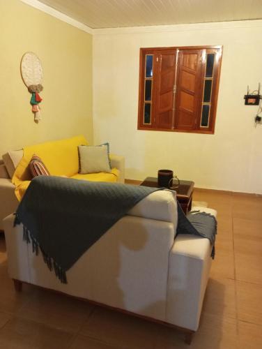 - un salon avec un canapé et un canapé jaune dans l'établissement Casa da roça, à Espera Feliz