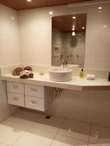 een badkamer met een wastafel en een spiegel bij Casa da roça in Espera Feliz