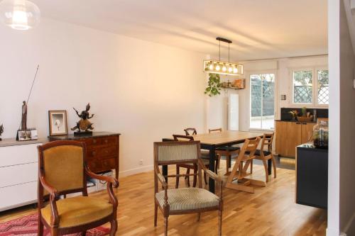 een eetkamer en een keuken met een tafel en stoelen bij Lovely and spacious 140 m house in Paris 12th in Parijs