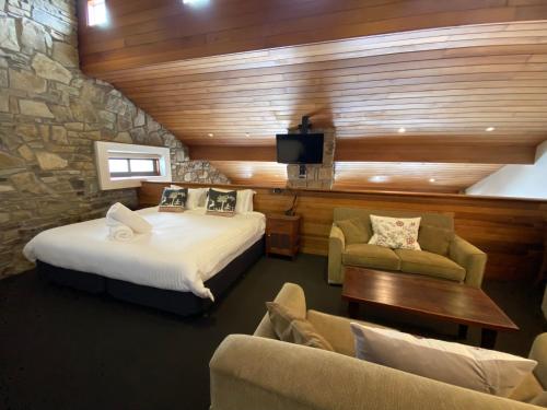 Tempat tidur dalam kamar di Alpine Woodsmoke Apartments