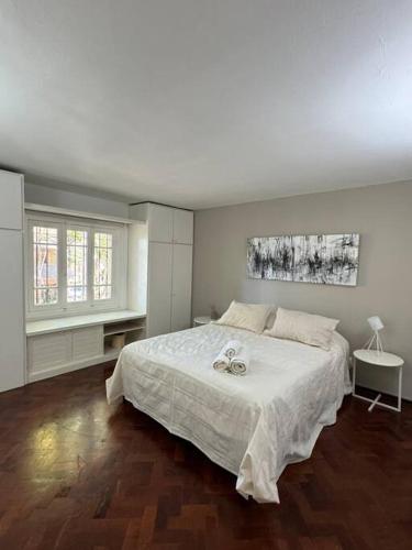 a bedroom with a large white bed with two rings on it at Departamento perfectamente ubicado in Mendoza