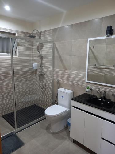 ein Bad mit einer Dusche, einem WC und einem Waschbecken in der Unterkunft Nifa House in Espargos