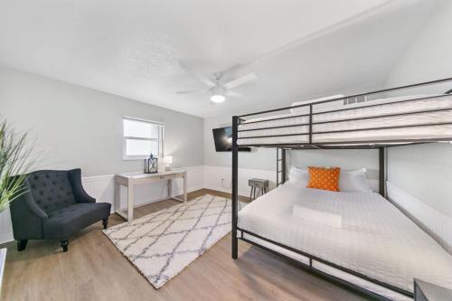 ein Schlafzimmer mit einem Etagenbett und einem Stuhl in der Unterkunft Waterside Villa Fish Swim Golf Enjoy in Rotunda-West
