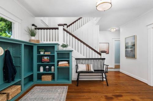 een woonkamer met een blauwe kast en een trap bij Grape Escape Inn & Suites in Lodi