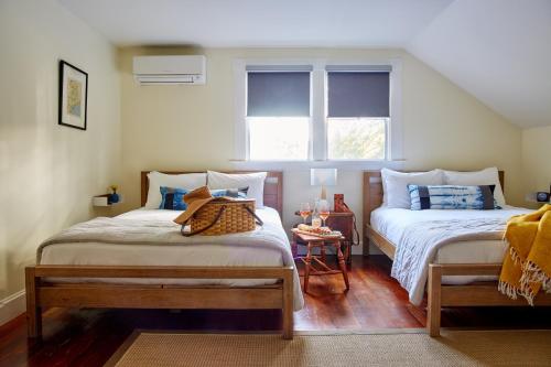 1 dormitorio con 2 camas y ventana en Mine and Farm, The Inn at Guerneville, CA en Guerneville