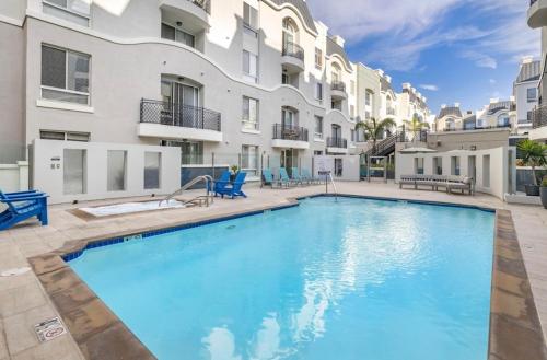 a swimming pool in the courtyard of a apartment building at The Nest a Spacious 1 Bedroom Apartment with a Pool View in Los Angeles