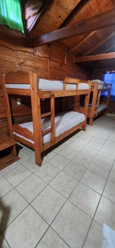 a room with two bunk beds in a cabin at Studio monoambiente 2 pax in El Hoyo