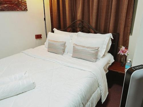 Een bed of bedden in een kamer bij Belle Wardah (Muslim Friendly) Homestay
