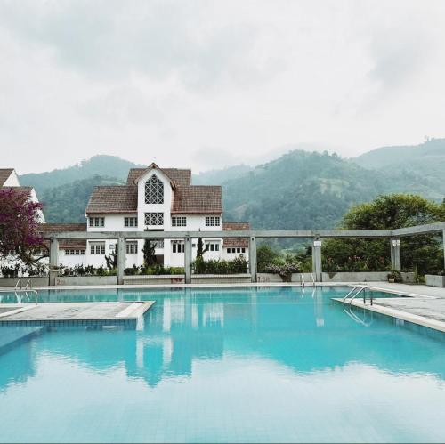 uma grande piscina em frente a um edifício em Belle Wardah (Muslim Friendly) Homestay em Bentong