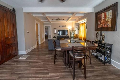 uma sala de jantar e sala de estar com mesa e cadeiras em Indy 4-Bedroom Haven: Your Perfect Retreat em Indianápolis