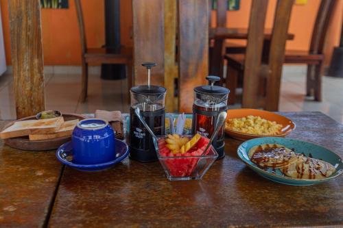 ペニダ島にあるLa Village Hill Viewの果物とミキサーを盛り付けたテーブル