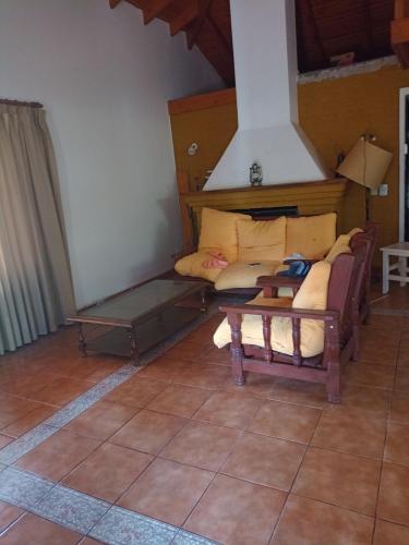 CASA DE CAMPO EN SAN PEDRO في Río Tala: غرفة معيشة مع أريكة وطاولة