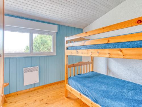 sypialnia z łóżkiem piętrowym i oknem w obiekcie Maison T3 proche plage & centre-ville avec jardinet et parking - FR-1-521-200 w mieście Biscarrosse