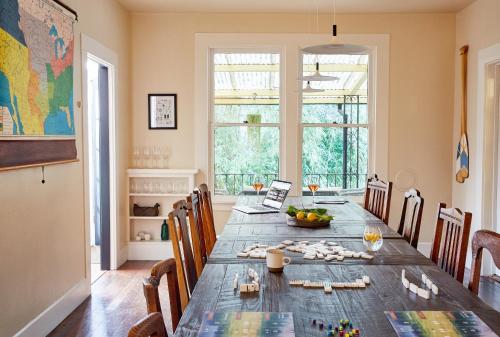 una sala da pranzo con un lungo tavolo e sedie di Mine and Farm, The Inn at Guerneville, CA a Guerneville