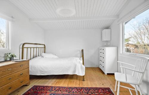 En eller flere senge i et værelse på Lovely Home In Jgerspris With Wifi