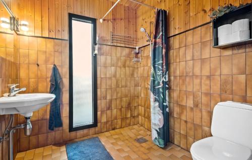 y baño con aseo y lavamanos. en Lovely Home In Jgerspris With Wifi, en Jægerspris