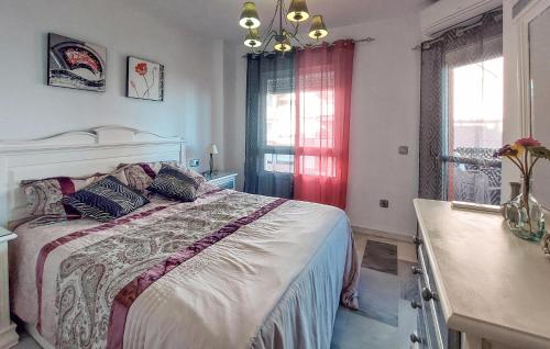 1 dormitorio con cama y ventana roja en Stunning Apartment In Fuengirola With Kitchen en Fuengirola