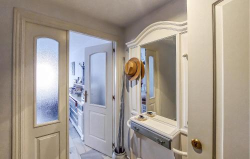 y baño con lavabo y espejo. en Stunning Apartment In Fuengirola With Kitchen en Fuengirola