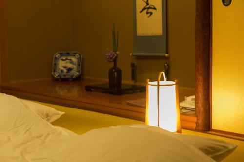 日野春布院溫泉日式旅館房間的床