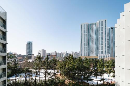 uma vista para o horizonte da cidade com edifícios altos em Urbanstay Sokcho Beach AB em Sokcho