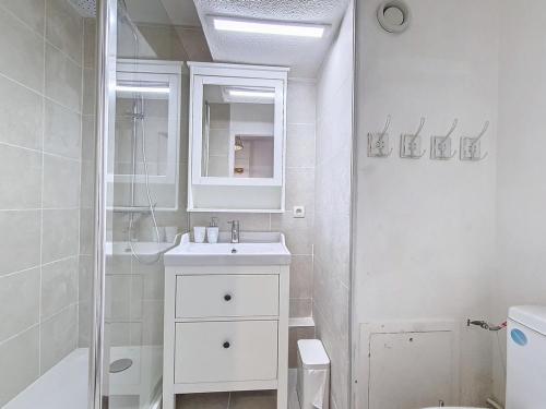 Studio rénové avec balcon - Quartier Croisette - FR-1-344-1162