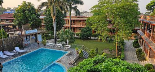 una vista aérea de una piscina en un complejo en Jungle Safari Lodge - Chitwan National Park,Sauraha, en Sauraha