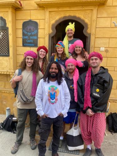 Un gruppo di persone con turbanti davanti a un edificio di Blue Eye Hostel a Jaisalmer