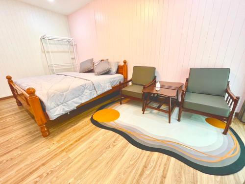 1 dormitorio con 1 cama, 2 sillas y mesa en Number9 Bangkoknoi BKK en Bangkok