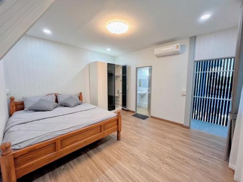 sypialnia z łóżkiem w pokoju w obiekcie Number9 Bangkoknoi BKK w mieście Bangkok