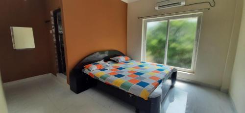 1 dormitorio con 1 cama frente a una ventana en Le Grace Kovalam en Chennai
