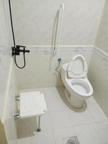 La petite salle de bains est pourvue d'une douche et de toilettes. dans l'établissement السرايا الاولى للشقق المخدومة, à Al Hofuf