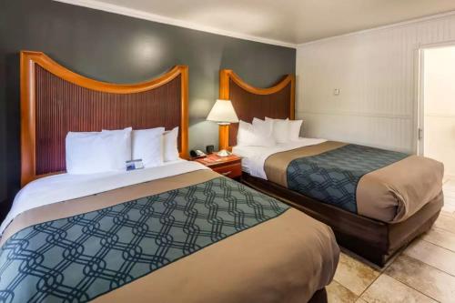 um quarto de hotel com duas camas e duas lâmpadas em Econo Lodge Inn & Suites Heavenly Village Area em South Lake Tahoe