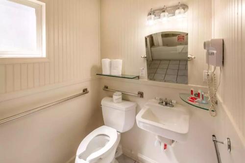 uma casa de banho com um WC e um lavatório em Econo Lodge Inn & Suites Heavenly Village Area em South Lake Tahoe
