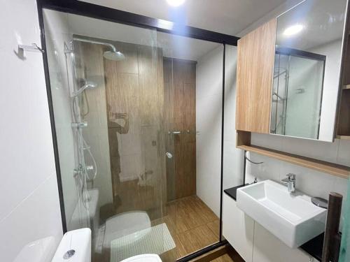 a bathroom with a shower and a sink and a toilet at Dpto lujoso y moderno en zona empresarial in Santa Cruz de la Sierra