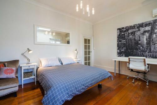 Ένα ή περισσότερα κρεβάτια σε δωμάτιο στο Cosy Cottage Funky ICC Darling Harbour Sydney