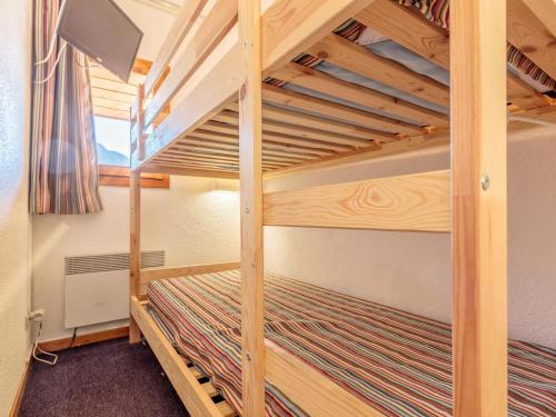 1 Schlafzimmer mit 2 Etagenbetten in einem Zimmer in der Unterkunft Appartement Plagne Soleil, 3 pièces, 6 personnes - FR-1-351-3 in Plagne Villages
