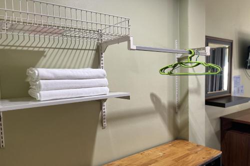 烏隆他尼的住宿－V Tharm Hotel，带毛巾的浴室内的毛巾架