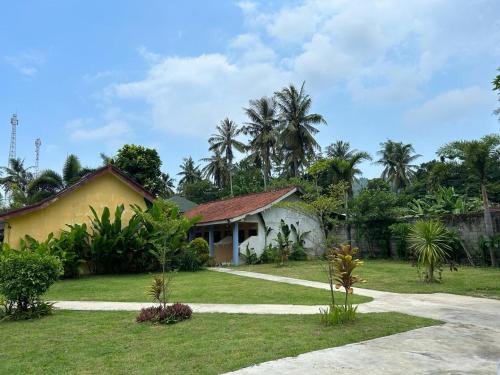 une maison avec un jaune et un blanc dans l'établissement Sayang Bungalows, à Kuta Lombok