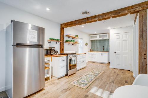 Кухня или мини-кухня в Cozy Bungalow Home in the Heart of Stowe Village
