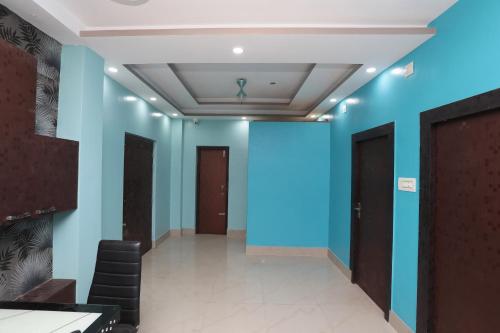 pasillo de una habitación con paredes azules en Flagship Imperial Guest House, en Bārāsat