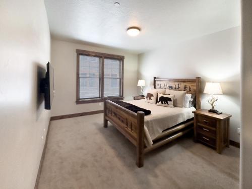 Ένα ή περισσότερα κρεβάτια σε δωμάτιο στο Ideal Condo 2 Minute Drive to Deer Valley