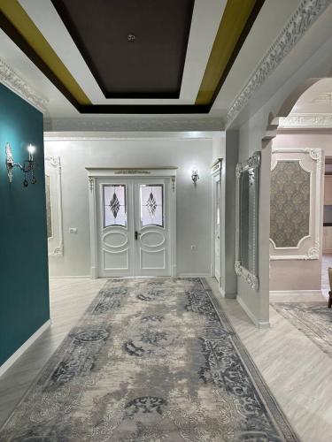 una habitación vacía con dos puertas y una alfombra en Квартира Самарканд en Samarcanda