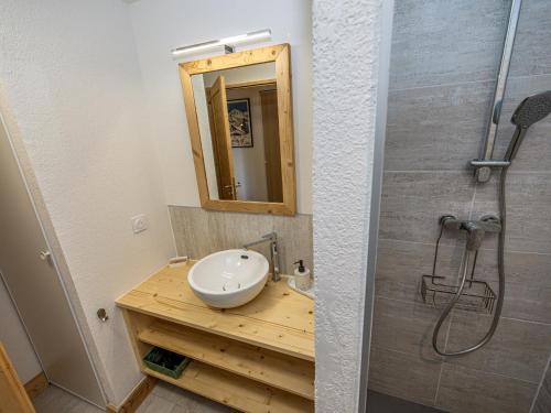 uma casa de banho com um lavatório e um chuveiro em Appartement La Plagne-Tarentaise, 3 pièces, 6 personnes - FR-1-351-178 em La Plagne Tarentaise