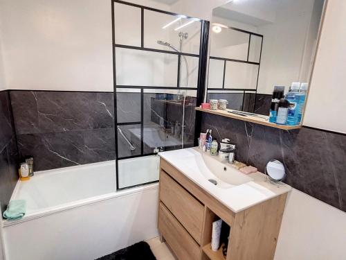 une salle de bain avec une douche, un lavabo et une baignoire dans l'établissement Charmant appartement 4 couchages à 500m de la mer, parking inclus - Courseulles-sur-Mer - FR-1-746-15, à Courseulles-sur-Mer